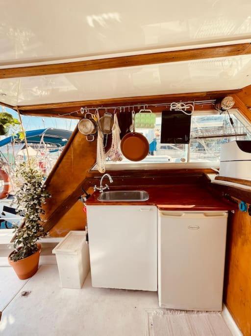 Vintage Classic 70S Boat! Hotell Sant Adria de Besos Eksteriør bilde