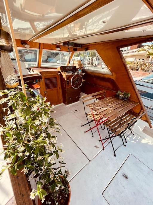 Vintage Classic 70S Boat! Hotell Sant Adria de Besos Eksteriør bilde